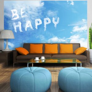 ARTGEIST Fototapet med "be happy" citat i hvide skyer på blå himmel (flere størrelser) 150x105