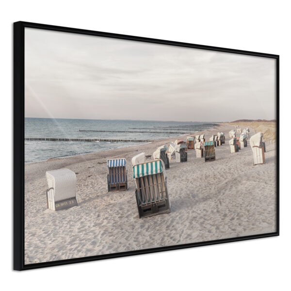 ARTGEIST Plakat med ramme - Baltic Beach Chairs Sort med passepartout 90x60