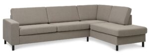 Pan set 3 OE right sofa med chaiselong - antelope beige polyester stof og sort træ